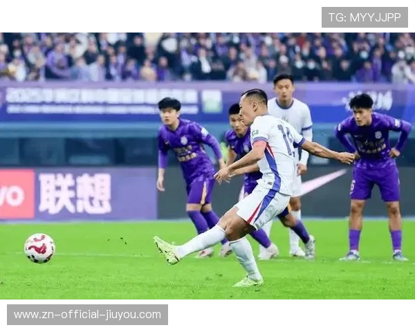 上海申花拉唐边路突破助攻建功：绿茵夜幕下的蓝白荣耀